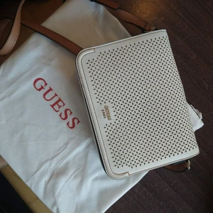 Guess - Guess väska i mycket god skick 