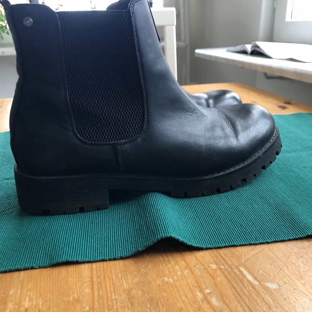 Svarta boots, storlek 40. Använda ca 10ggr. Skor.