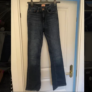 Jeans - Mörkblå stretchiga flare-jeans från veromoda. Jeansen är endast använda ett fåtal gånger och är i mycket gott skick. Passformen är mycket smickrande. Normal i storleken. Köpta för 499kr. Bra längd för dig som är ca 170 cm.