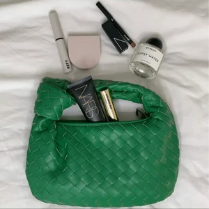 Bottega Veneta väska, grön - Jättefin Bottega Veneta liknande väska i den mest fantastiska gröna färgen! Frakt tillkommer på 66kr. Aldrig använd 💚 