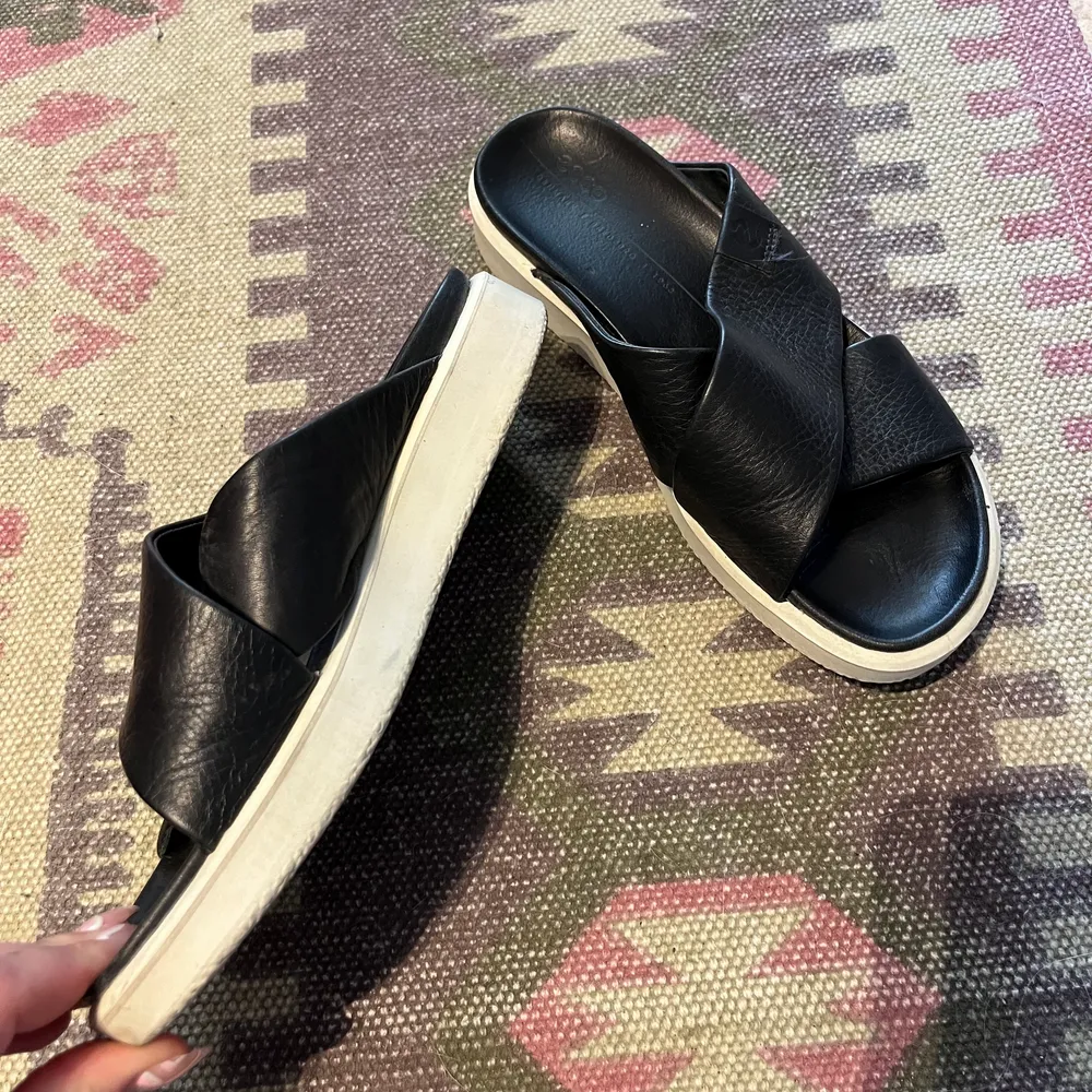 Suuuuper sköna bra sandaler från Ecco. Endast använd några fåtal gånger så i perfekt skick. Storlek 37. Inköpt för 1200kr. Skor.