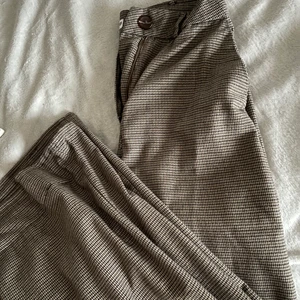 Kostymbyxor  - Mönstrade kostymbyxor, de är ganska stora i storleken skulle jag säga💗