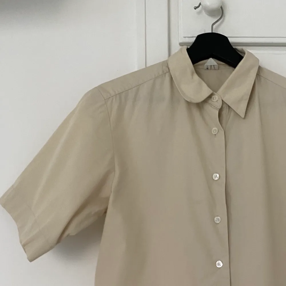 Rak beige oversize skjorta från Arket i storlek 36. Nästan aldrig använd så bra skick. Kan mötas eller posta spårbart🙏. Skjortor.