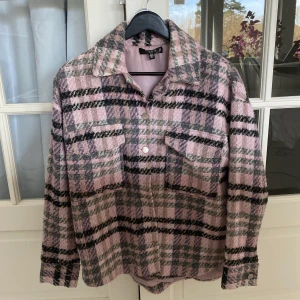 Jacka - Säljer denna fina skjort jackan från missguided i bra skick. Storlek 32 men passar mig som har xs-s i vanliga fall. Köpt för 550kr säljer för 300kr skriv privat vid intresse💓priset kan diskuteras! Använd inte köp nu funktionen!! 