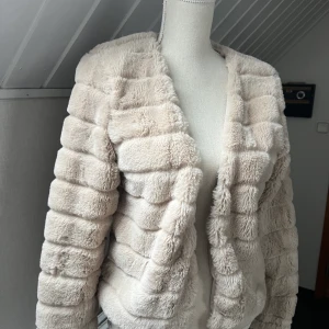 Pälsjacka  - En pälsjacka från Ginatricot i storlek M. (Knappt använd)