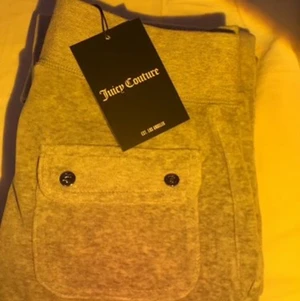 Juicy Byxor  - Hjälper min vän sälja sina juicy byxor! Ett par gråa juicy byxor köpta från hemsidan, helt nya och aldrig använda, hon vill sälja dom för att köpa dom i en annan färg. Kontakta mig för hennes nummer ifall ni är intresserade.