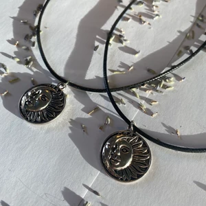 Sol och måne halsband - Halsband med läderrem och berlock med en sol och en måne🤍