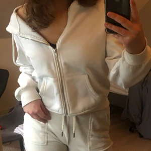 Zip hoodie - En vit zip hoodie från shein som inte kommer till användning längre. Mjuk o bra material. Skriv vid intresse, köparen står för frakt :)💞