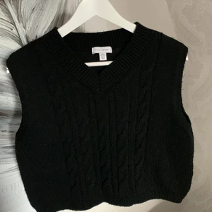 Stickad svart väst - En väst från topshop i storlek S, 100 + 66 kr frakt 💞