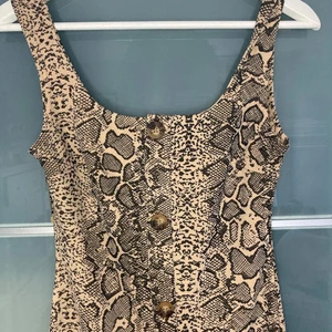 Ormmönstrad klänning - Storlek S, super fin skick aldrig använd!
