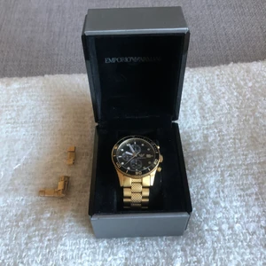 Armani klocka guld/svart, länkar finns - Guldig Armani klocka, fint skick, finns små repor på urtavlan, skick 8/10 