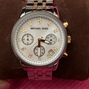 Klocka  - Oanvänd Michael kors klocka från smycka, kvitto medföljer. 2000kr priset kan diskuteras 