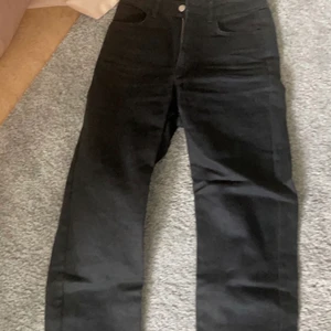 Nakd  - Säljer mina svarta byxor från nakd. Dem är svarta och jätte fina på💕 de är i storlek 36 men passar som 34😘 tar frakten då😘
