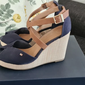 Kilklackar Tommy Hilfiger - Fina kilsandaler från Tommy Hilfiger. Storlek 39 (små i storleken). Fint skick.