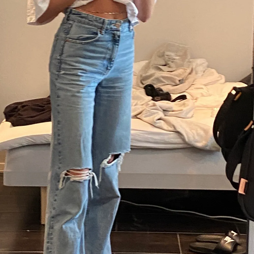 Säljer mina zara full length jeans! De är i fint skick, det är bara att trådarna vid hålen har lossnat men tycker inte det är något fel! Sitter jättebra på mig som är 175cm. Jeans & Byxor.