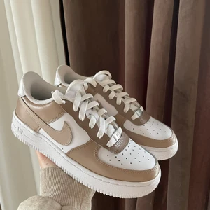 Custom air force 1 - Custommade air force 1 med en brun/beige design🤎 Storlek 36,5 ✨ 1500+frakt   Instagram - elacustom #airforce