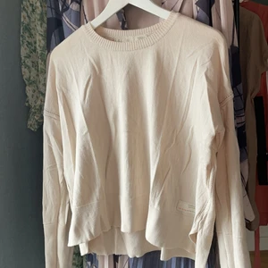 Odd Molly Stickad tunn tröja - Ljusrosa/beige tunt stickad tröja från Odd Molly. Rygg med stickade detaljer. Två små fläckar på framsidan av plagget. Utöver det så är den i fint skick. Storlek 1, motsvarar S 