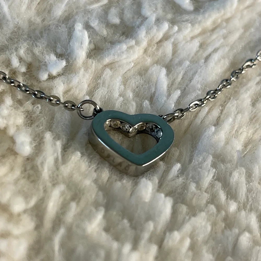 Ett halsband från Edblad med ett hjärt oså diamanter i. Skriv i pm om ni har frågor ☺️. Accessoarer.