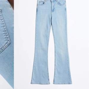 Säljer mina blåa bootcut jeans i stl 32 aldrig använda endast testade ny pris är 400 kr