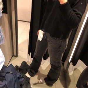Grå Zara Jeans - Jag säljer dessa populära gråa jeansen från zara. Köpte de för ca två veckor sedan och har endast använt dem 1 gång. Verkligen så fina men är fortfarande lite för stora för mig så väljer att sälja dem vid intresse. Kan inte skicka retur då prislapparna är borta.