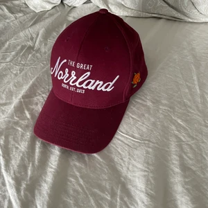 Norrlands keps - Vinröd norrlands keps i bra skick andvänd fåtal gånger 