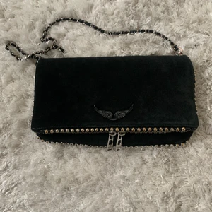 Svart Zadig väska  - Säljer min svarta Zadig & Voltaire väska som jag köpt för nästan ett år sedan, men är fortfarande i väldigt bra skick! 💞 Skriv privat för fler bilder. Köpt för 3500kr. 