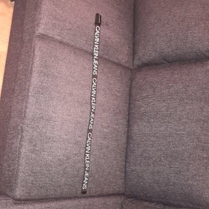 Calvin klein bälte - Calvin klein bälte (äkta) fick I present i vintras använd fåtal gånger fint skick. Kostar 300kr och mitt pris 100kr.