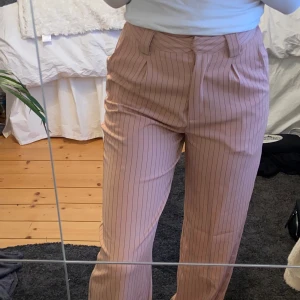 Kostymbyxor - Superfina kostymbyxor från NAKD💓 väldigt sparsamt använda så dom är i bra skick! Lite långa på mig som är 163cm✨ passar mig som är 36 vanligtvis!
