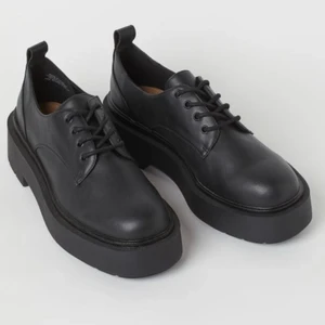 Black chunky lågskor - Köpta från Hm, men var för stora:(( Endast testade därav priset. Liknar dr martens