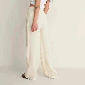 Linnebyxor - Säljer dessa linnebyxor för det inte riktigt kommit till användning. Köpte de i somras för 649kr. Säljer dom billigt för vill bli av med dom och köpa nya. Har använt dom 3 gånger ungefär. Inga fläckar eller nått utan som nya. Skriv privat för fler bilder!🥰