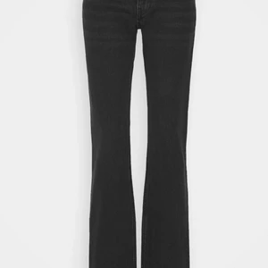 Weekday arrow low jeans - Säljer dessa super fina Weekday arrow low jeans straight leg i färgen washed black. De är så fina och sitter super snyggt. I ny skick! Dessa passar mig som vanligtvis har 36. Skorv för mer info och bilder. Nypris är 500kr