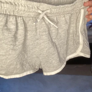 Mjukis shorts - Säljer dessa gråa mjukis shorts funkar perfekt nu på sommaren om man ska till stranden eller så! Säljer pga för små för mig! Storleken är 134/140-9-10år! Bra skick 