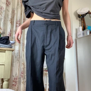 Svarta kostymbyxor från wera - Svarta kostymbyxor från Wera, i ny skick använda fåtal gånger nypris 700kr 