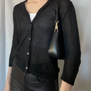 Filippa K kofta - En svart kofta från Filippa K som knappt använts. Den är i storlek M men passar även S och XS beroende på hur man vill ha den. Säljer då den inte kommer till användning. Frakt tilkommer💛🌾