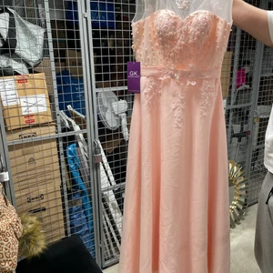 Balklänning  - Ska du på bröllop eller ha bal i sommar är denna perfekt för dig. Aldrig använd bara legat och tagit plats. Storlek S. 