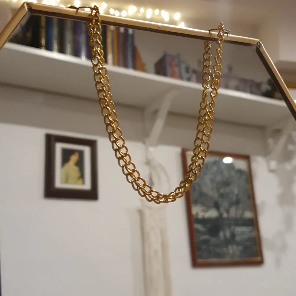 Jättefin guld spegel som tyvärr inte har någon plats hemma hos mig. Den har ingen krok på baksidan utan går endast att hänga upp med kedjan (som man ser på bilderna). Den har inga repor/sprickor. Skriv gärna om du har frågor eller vill se mer bilder! . Muu.