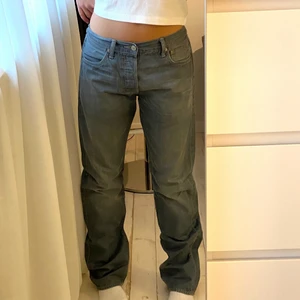 Vintage levis 501 - INTRESSEKOLL på dessa otroliga vintage levis 501 i en så fin ljusblå/ grå färg! Midjemått 43cm, innerben 85cm, sitter snyggt oversize på mig som brukar ha 36 och är ca 168! Perfekta nu till sommaren! Skriv för frågor, mått eller fler bilder!💕💕💞 BUD PÅ: 500kr💞