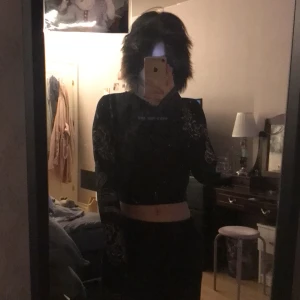 Svart tröja med armar  från New yorker  - Svart lång armad tröja. Aldrig använt. Var en julklapp år 2021. Vet inte vad den kostade i affären.