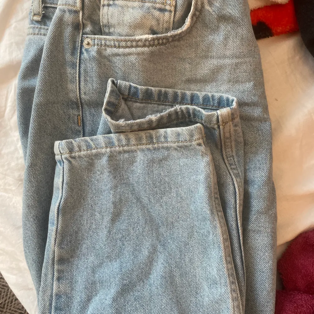 Världens finaste mom jeans från urbanoutfitters som jag köpte för drygt ett år sen för dryg 1 tusen kronor❤️Aldrig känt att mom jeans passar mig och därför säljer jag dom. Sitter som en smäck!. Jeans & Byxor.