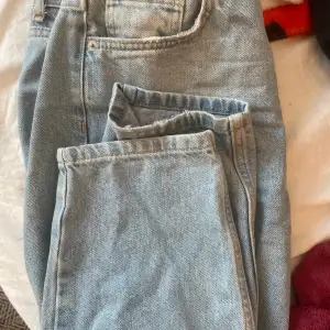 Världens finaste mom jeans från urbanoutfitters som jag köpte för drygt ett år sen för dryg 1 tusen kronor❤️Aldrig känt att mom jeans passar mig och därför säljer jag dom. Sitter som en smäck!