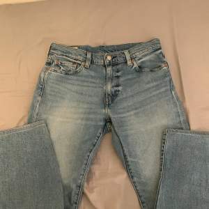Säljer Levi’s jeans model 502 pga att de blivit för små. Storlek är W: 30  L: 32. Har en skada på lila fickan på högra byxbenet. Kan ta närmare bild.
