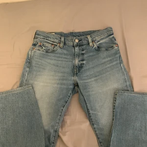 Levi’s jeans 502 - Säljer Levi’s jeans model 502 pga att de blivit för små. Storlek är W: 30  L: 32. Har en skada på lila fickan på högra byxbenet. Kan ta närmare bild.