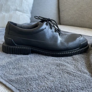 Kostym skor från CAMPER - Kostym skor från CAMPER, skick 9 av 10. Använda 2 gånger. Storlek 42. Köptes nya för 1499 kr
