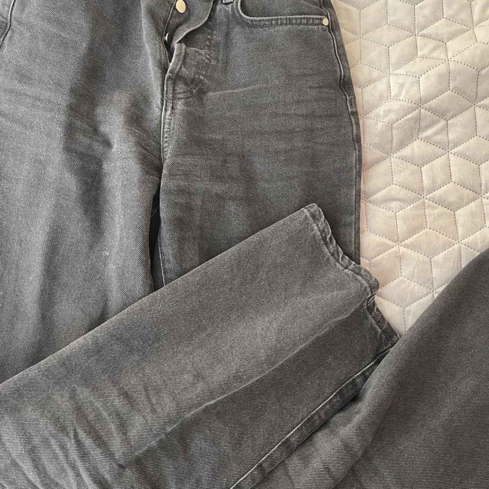 Svarta jeans från bik bok, ”never denim”. Mycket bra skick! Stl 25 i midjan, längd 30. Säljer likadana i vit. . Jeans & Byxor.