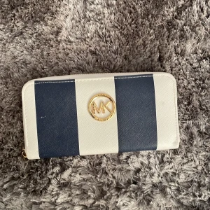 Mk plånbok - Gammal michael kors plånbok, slitet på yttersidan annars bra.
