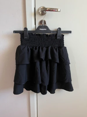 Kjol - Super fin volangkjol!! Jätte bra nu när det börjar bli lite varmare. Knappt annvänd 