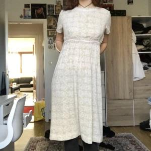 Vintage klänning - Fin blommig klänning i gott skick.