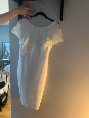 Stundentklänning - Studentklänning från Nelly storlek S Aldrig använd Ordinarie pris 459;-