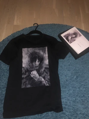 Limitato tshirt - Fet limitato t shirt passar skit bra till sommaren—skick 8/10 låda medföljer! Privat för mer bilder