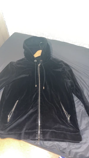 Limitato Hoodie - Storlek M först till kvarn  Helt fräsch dock lite rostiga på metal stören därav priset nypris cirka 2500kr  Tar också byten 